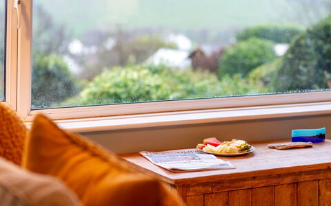 Valley View: Fenster, Essen, Geschirr, Tabelle, Holz, Orange, Komfort, Schatten, Grundeigentum, Pflanze