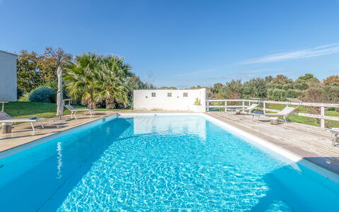 Masseriola Di Puglia: Wasser, Pflanze, Himmel, Eigentum, Schwimmbad, Blau, Natur, Azurblau, Gebäude, Baum