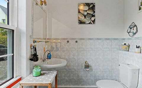 Zinnowitz 604: Wand, Flooring, Armatur, Badezimmer, Interior Design, Fussboden, Fliese, Installation, Zapfhahn, Sinken