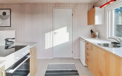 Jakko - 2.6Km from the Sea: Küche, Countertop, Flooring, Holz, Sinken, Interior Design, Küchengerät, Fussboden, Armatur, Spüle