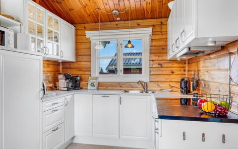 Patti - 280M from the Sea: Holz, Küche, Major Appliance, Haus, Küchengerät, Zuhause, Hütte, Tür, Countertop, Cabinetry