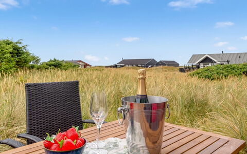 Patti - 280M from the Sea: Himmel, Gartenmöbel, Möbel, Stuhl, Hütte, Tisch Im Freien, Eco Hotel, Schatten, Terrasse, Servierware