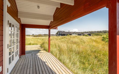 Patti - 280M from the Sea: Holz, Flooring, Holzbeize, Cabinetry, Countertop, Küche, Armatur, Hartholz, Natürliches Material, Sinken