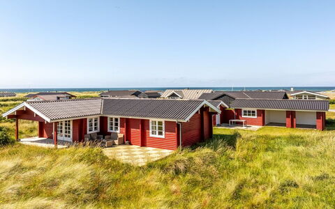 Patti - 280M from the Sea: Holz, Flooring, Holzbeize, Cabinetry, Countertop, Küche, Armatur, Hartholz, Natürliches Material, Sinken