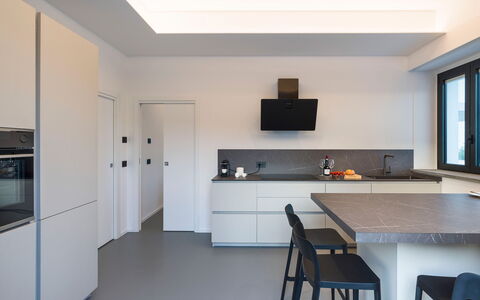 Villa Decoro - Mascali, Sicilia: Cabinetry, Möbel, Tabelle, Countertop, Fenster, Holz, Küche, Interior Design