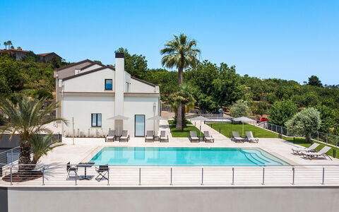 Villa Decoro - Mascali, Sicilia: Himmel, Wasser, Pflanze, Eigentum, Gebäude, Schwimmbad, Azurblau, Baum, Haus, Rechteck