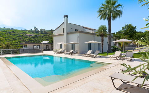 Villa Decoro - Mascali, Sicilia: Wasser, Himmel, Eigentum, Gebäude, Pflanze, Schwimmbad, Azurblau, Baum, Schatten, Gartenmöbel