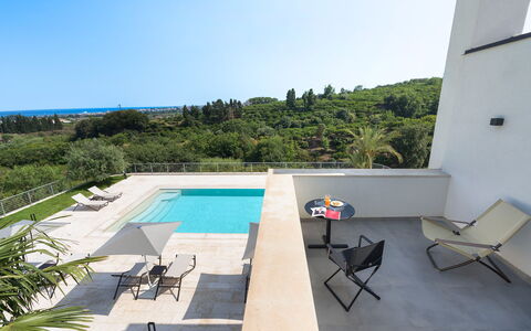 Villa Decoro - Mascali, Sicilia: Himmel, Möbel, Gebäude, Tabelle, Pflanze, Stuhl, Schwimmbad, Wasser, Gartenmöbel, Schatten