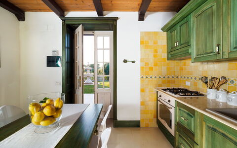 Casa Desiderio - Siracusa, Sicilia: Cabinetry, Eigentum, Gebäude, Möbel, Countertop, Sinken, Tabelle, Küche, Gelb, Spüle