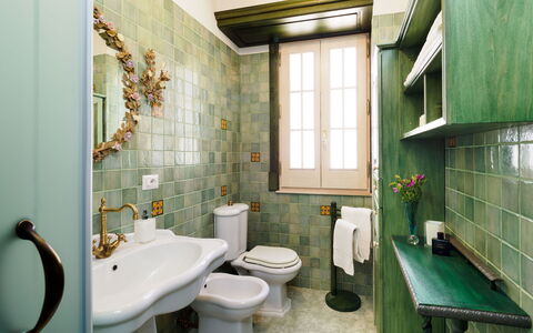 Casa Desiderio - Siracusa, Sicilia: Armatur, Zapfhahn, Eigentum, Sinken, Grün, Badezimmer, Bad Sink, Lila, Gebäude, Interior Design