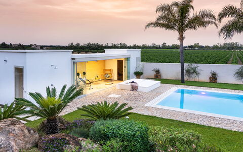 Casa Ocra - Misiliscemi, Sicilia: Pflanze, Wasser, Gebäude, Himmel, Wolke, Baum, Die Architektur, Fenster, Arecales, Schwimmbad