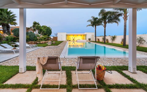 Casa Ocra - Misiliscemi, Sicilia: Pflanze, Wasser, Himmel, Gebäude, Eigentum, Azurblau, Baum, Schwimmbad, Gartenmöbel, Schatten