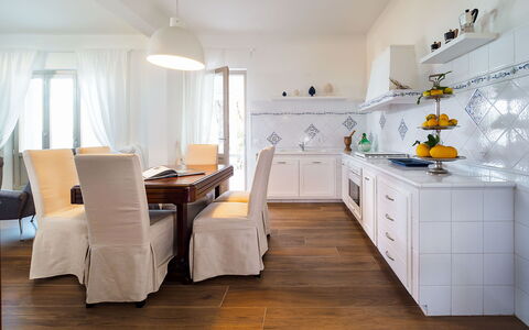 Casa Ocra - Misiliscemi, Sicilia: Cabinetry, Countertop, Tabelle, Holz, Interior Design, Küche, Stuhl, Flooring, Fussboden, Schublade