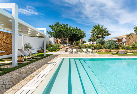 Casa Ocra - Misiliscemi, Sicilia: Wolke, Pflanze, Gebäude, Himmel, Eigentum, Wasser, Azurblau, Schwimmbad, Baum, Schatten