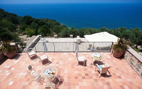 Pietramare - Castellabate, Campania: Himmel, Pflanze, Wasser, Eigentum, Blumentopf, Strandresort, Gebäude, Holz, Gartenmöbel, Flooring