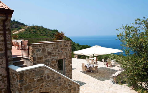 Pietramare - Castellabate, Campania: Himmel, Regenschirm, Gebäude, Gartenmöbel, Schatten, Grundeigentum, Stuhl, Haus, Landschaft