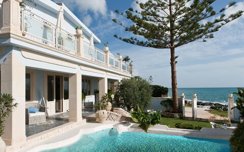 Villa Amena - Siracusa, Sicilia: Wasser, Wolke, Pflanze, Himmel, Gebäude, Azurblau, Schwimmbad, Baum, Haus, Freizeit