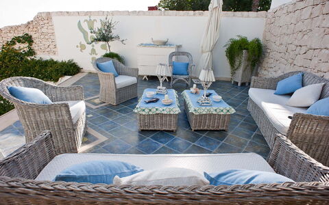 Villa Amena - Siracusa, Sicilia: Pflanze, Möbel, Tabelle, Azurblau, Blau, Gartenmöbel, Wohnzimmer, Interior Design, Couch, Komfort