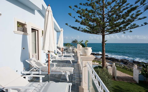 Villa Amena - Siracusa, Sicilia: Himmel, Wasser, Pflanze, Gebäude, Azurblau, Holz, Haus, Strandresort, Blumentopf, Freizeit