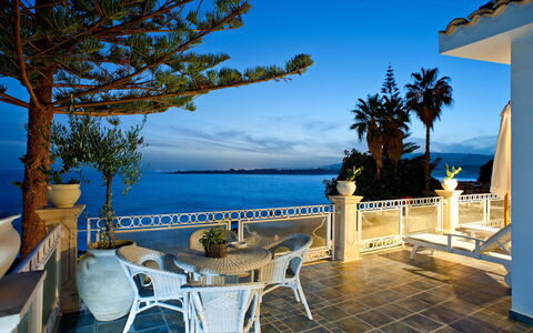 Villa Amena - Siracusa, Sicilia: Wasser, Himmel, Eigentum, Pflanze, Blau, Strandresort, Azurblau, Tabelle, Gartenmöbel, Arecales