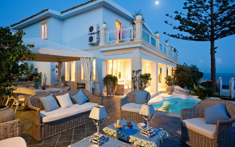 Villa Amena - Siracusa, Sicilia: Himmel, Eigentum, Pflanze, Blau, Couch, Azurblau, Gebäude, Interior Design, Schatten, Gartenmöbel
