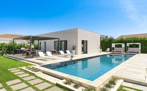 Villa Duetto - Siracusa, Sicilia: Pflanze, Himmel, Wasser, Eigentum, Azurblau, Schwimmbad, Schatten, Die Architektur, Rechteck, Gebäude