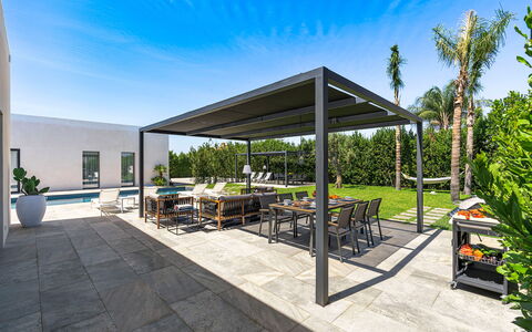 Villa Duetto - Siracusa, Sicilia: Pflanze, Himmel, Eigentum, Gebäude, Blumentopf, Schatten, Wolke, Baum, Gartenmöbel, Freizeit