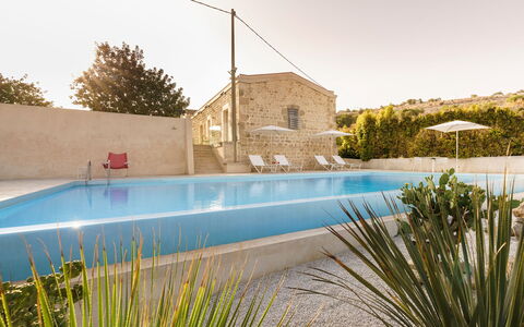 Casa Masseria - Scicli, Sicilia: Himmel, Pflanze, Wasser, Eigentum, Gebäude, Baum, Schwimmbad, Gras, Freizeit, Natürliche Landschaft