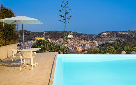 Casa Masseria - Scicli, Sicilia: Himmel, Eigentum, Pflanze, Wasser, Azurblau, Natur, Rechteck, Tabelle, Schwimmbad, Schatten