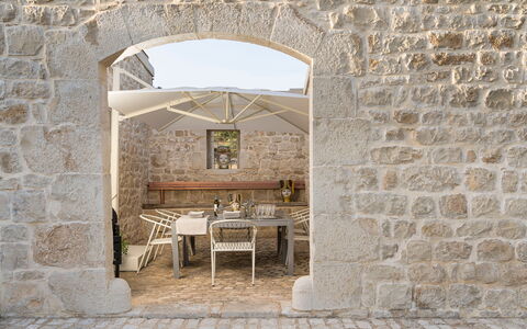 Casa Masseria - Scicli, Sicilia: Tabelle, Fenster, Pflanze, Stuhl, Gebäude, Zimmerpflanze, Blumentopf, Interior Design, Gartenmöbel, Flooring