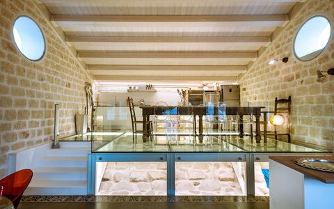 Casa Masseria - Scicli, Sicilia: Azurblau, Beleuchtung, Tabelle, Fussboden, Wasser, Flooring, Stuhl, Gebäude, Holz, Grundeigentum