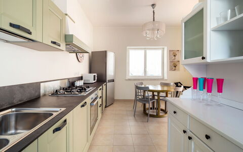 Villa Diamante - Siracusa, Sicilia: Spüle, Cabinetry, Sinken, Fenster, Countertop, Holz, Küche, Zapfhahn, Interior Design, Herd