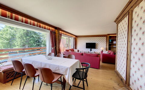 Crans-Colline 17: Möbel, Tabelle, Dekoration, Holz, Stuhl, Vorhang, Gebäude, Interior Design, Pflanze, Fenster