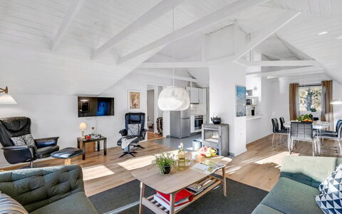 Malti - 1.3Km from the Sea: Möbel, Interior Design, Flooring, Couch, Decke, Holz, Fussboden, Wohnzimmer, Stuhl, Zimmer