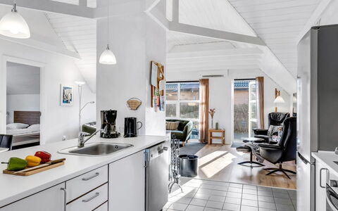 Malti - 1.3Km from the Sea: Küche, Flooring, Decke, Interior Design, Möbel, Fussboden, Stuhl, Wohnung, Countertop, Zuhause