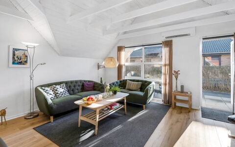 Malti - 1.3Km from the Sea: Möbel, Interior Design, Flooring, Fussboden, Couch, Holz, Holzboden, Decke, Wohnzimmer, Zimmer