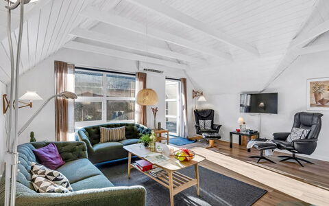 Malti - 1.3Km from the Sea: Möbel, Interior Design, Couch, Flooring, Holz, Decke, Wohnzimmer, Fussboden, Holzboden, Zimmer
