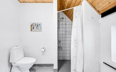 Malti - 1.3Km from the Sea: Flooring, Fussboden, Wand, Armatur, Holz, Decke, Interior Design, Toilette, Toilleten Sitz, Badezimmer