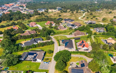 Malti - 1.3Km from the Sea: Wohngebiet, Vogelperspektive, Landschaft, Zuhause, Luftaufnahmen, Vorort, Urban Design, Ländliches Gebiet, Estate, Dorf