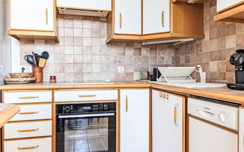 Saint-Jean-De-Luz 477: Küche, Küchengerät, Countertop, Holz, Cabinetry, Major Appliance, Flooring, Interior Design, Fussboden, Schublade