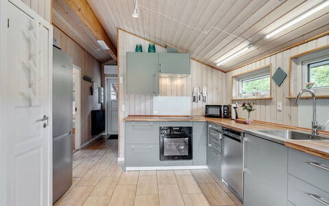 Alois - 31Km from the Sea: Holz, Major Appliance, Küche, Flooring, Decke, Countertop, Küchengerät, Interior Design, Fussboden, Zuhause