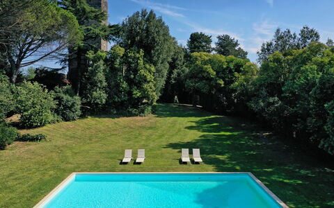 Torre Delle Cornacchie: Pflanze, Himmel, Wasser, Wolke, Baum, Grundstueck, Natürliche Landschaft, Schwimmbad, Vegetation, Gras
