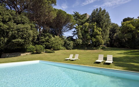 Torre Delle Cornacchie: Wasser, Pflanze, Himmel, Wolke, Schwimmbad, Azurblau, Schatten, Gras, Baum, Rechteck