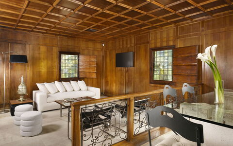 Torre Delle Cornacchie: Möbel, Gebäude, Fenster, Bilderrahmen, Holz, Interior Design, Flooring, Wohnzimmer, Couch, Fussboden
