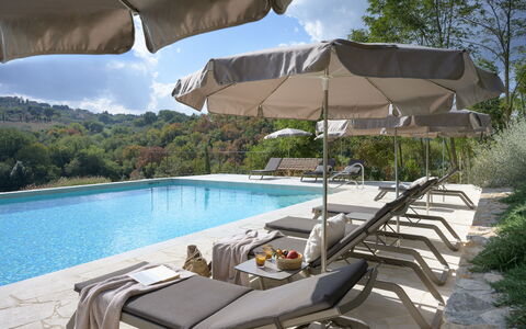 Nocellara Spereto Apartment With Pool, Montaione: Wasser, Pflanze, Wolke, Eigentum, Himmel, Schwimmbad, Azurblau, Schatten, Gartenmöbel, Regenschirm