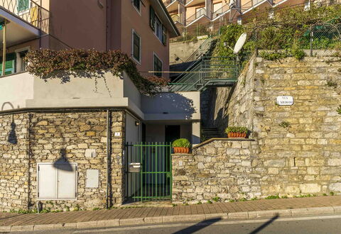 Spacious Apartment In Sori With Large Terrace - So: Fenster, Gebäude, Pflanze, Strassenbelag, Tür, Asphalt, Holz, Urban Design, Wohngebiet, Fassade