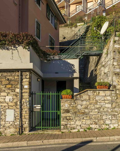 Spacious Apartment In Sori With Large Terrace - So: Fenster, Gebäude, Pflanze, Strassenbelag, Tür, Asphalt, Holz, Urban Design, Wohngebiet, Fassade