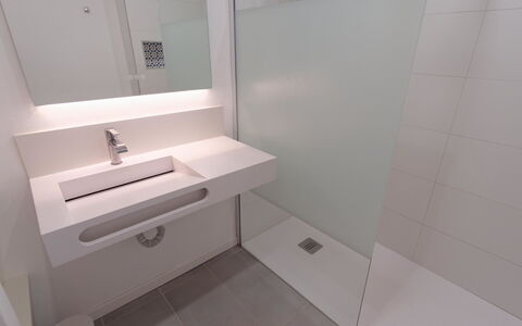 Atalaya Rio Verde: Wand, Interior Design, Armatur, Flooring, Badezimmer, Fussboden, Installation, Bad Sink, Verbundwerkstoff, Zapfhahn