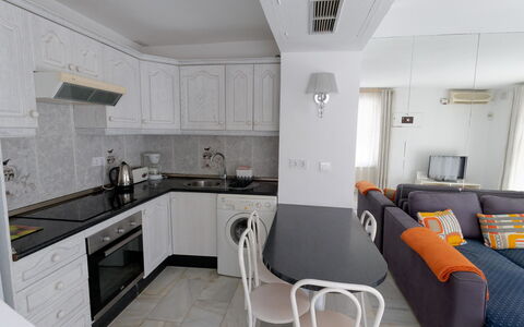 Atalaya Rio Verde: Küche, Möbel, Interior Design, Flooring, Countertop, Fussboden, Küchengerät, Major Appliance, Cabinetry, Zimmer