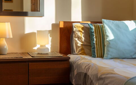 Culduthel: Eigentum, Möbel, Komfort, Holz, Gebäude, Interior Design, Textil, Bettrahmen, Lampe, Schatten